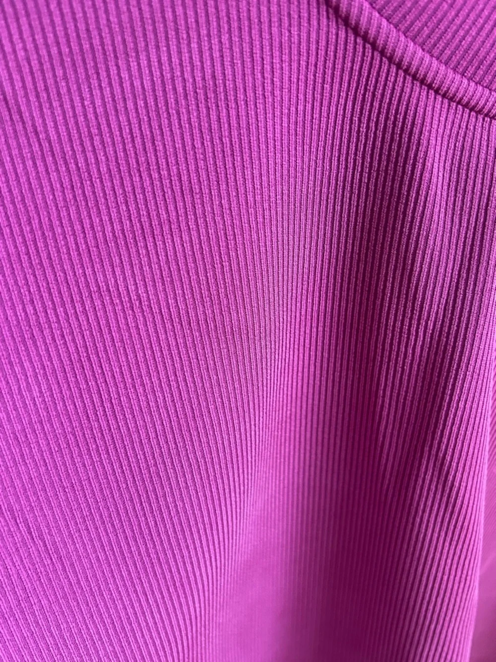 EUC Lululemon Ribbed Softstreme
Perfectly Oversized Cropped Sz 6 in magenta - Picture 4 of 4
